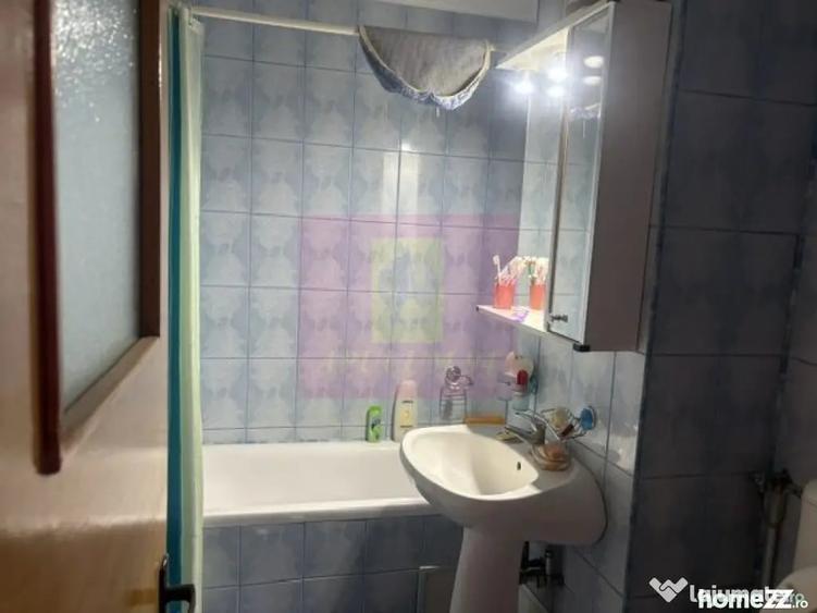 Apartament cu 3 camere decomandat în Drumul Sării