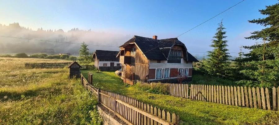 Casă cu 4 camere cu Teren 1170 Mp în Poiana Stampei