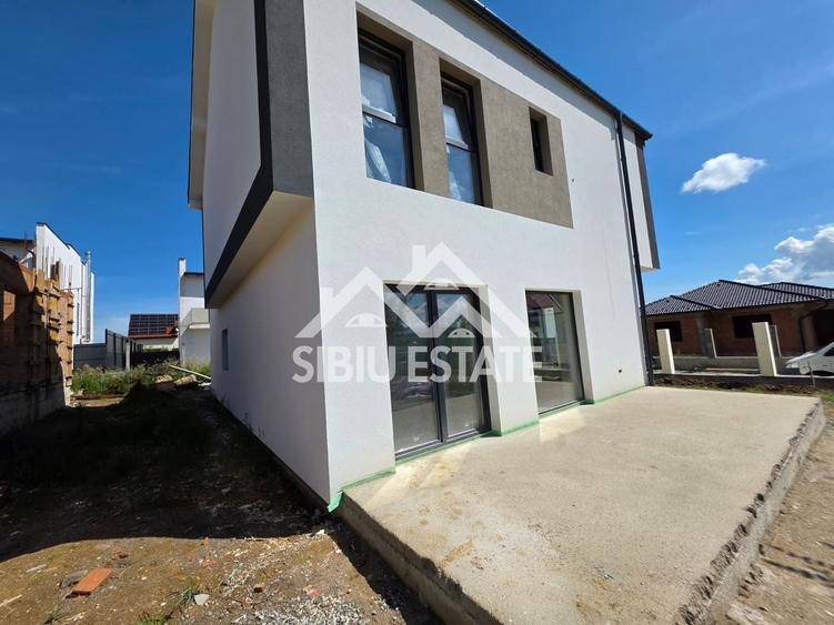 Casă individuală cu 4 camere cu Canalizare în Exterior Vest