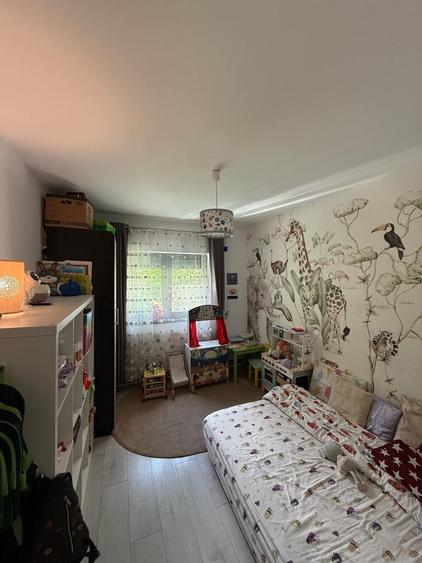 Apartament cu 3 camere decomandat, mobilat în Nicolina