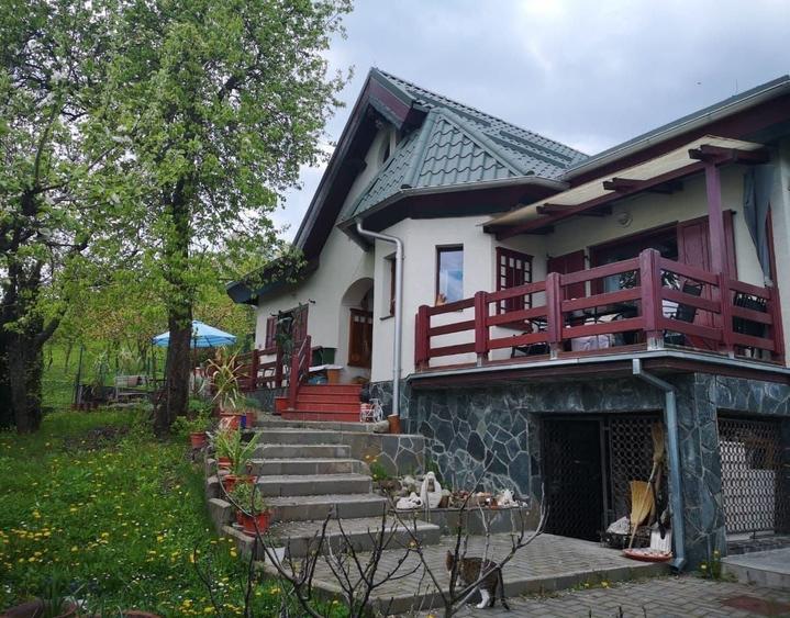 Casă cu 4 camere în Poiana