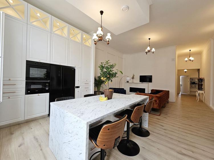 Apartament cu 3 camere semidecomandat, mobilat în Central