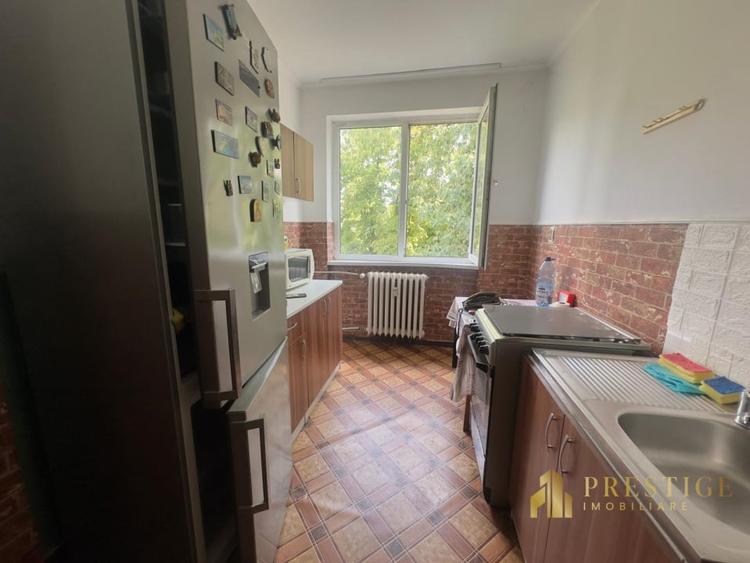 Apartament cu 3 camere semidecomandat, mobilat în Rogerius