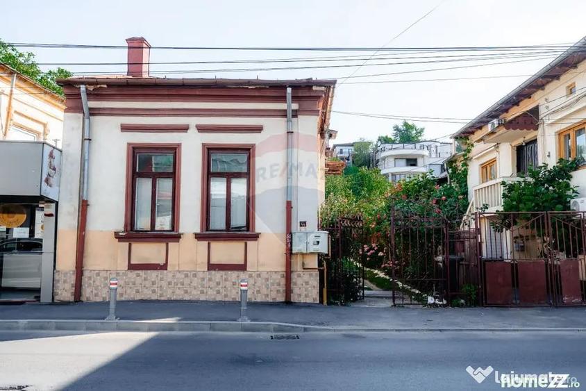 Casă cu 7 camere cu Teren 422 Mp în Central