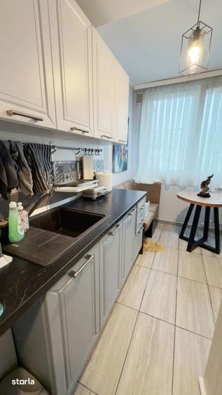 Apartament cu 3 camere semidecomandat, mobilat în Tei