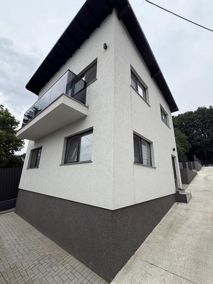 Casă cu 4 camere cu Teren 100 Mp în Central