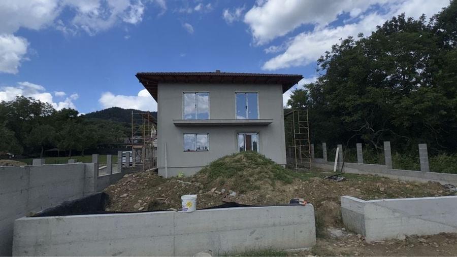 Casă cu 4 camere în Tăuții de Sus