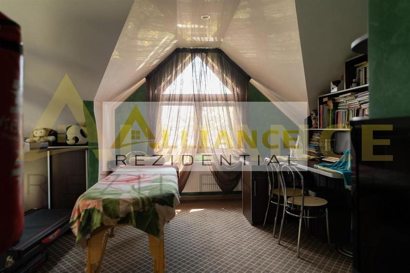 Casă individuală cu 7 camere decomandat cu Piscina în Central