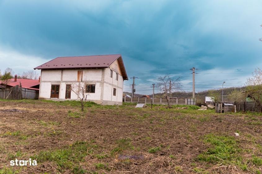 Casă cu 5 camere cu Teren 1440 Mp în Poduri
