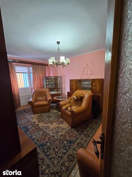 Apartament cu 3 camere decomandat, mobilat în Viziru 3