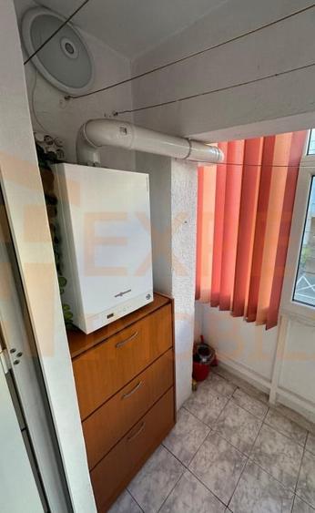 Apartament cu 3 camere semidecomandat, mobilat în Far