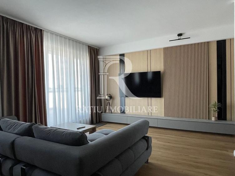 Apartament cu 3 camere semidecomandat, mobilat în Central