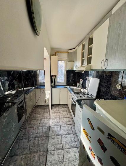 Apartament cu 3 camere semidecomandat în Podu Roș