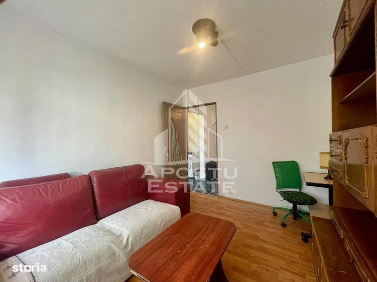 Apartament cu 3 camere decomandat în Roșia