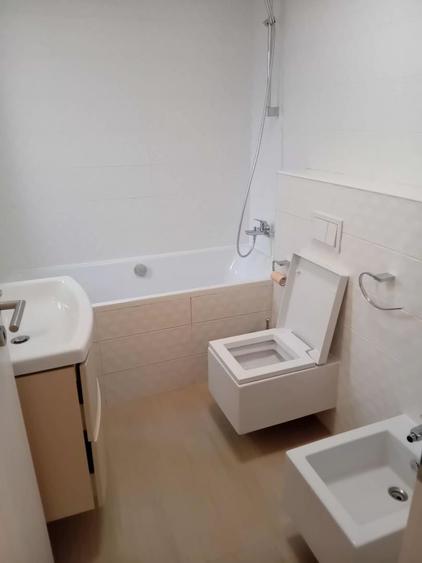 Apartament cu 3 camere semidecomandat în Gruia