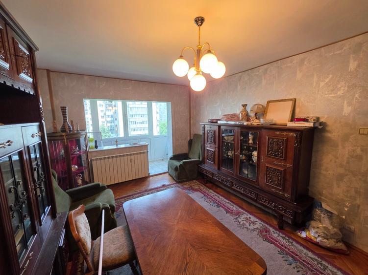 Apartament cu 3 camere decomandat în Tineretului
