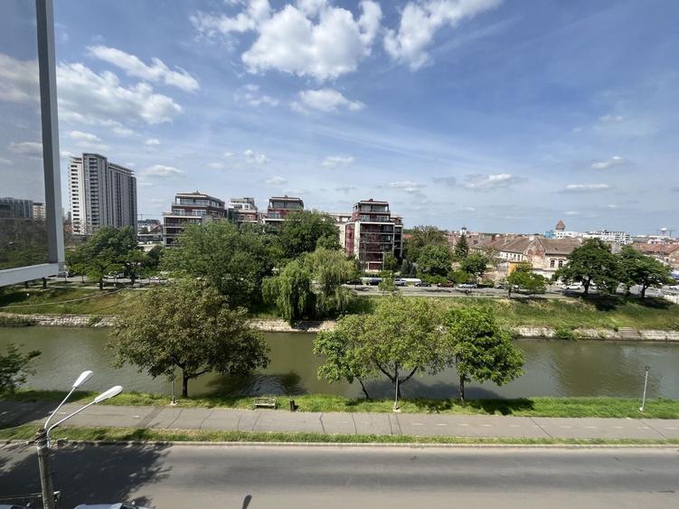 Apartament cu 3 camere decomandat, mobilat în Central