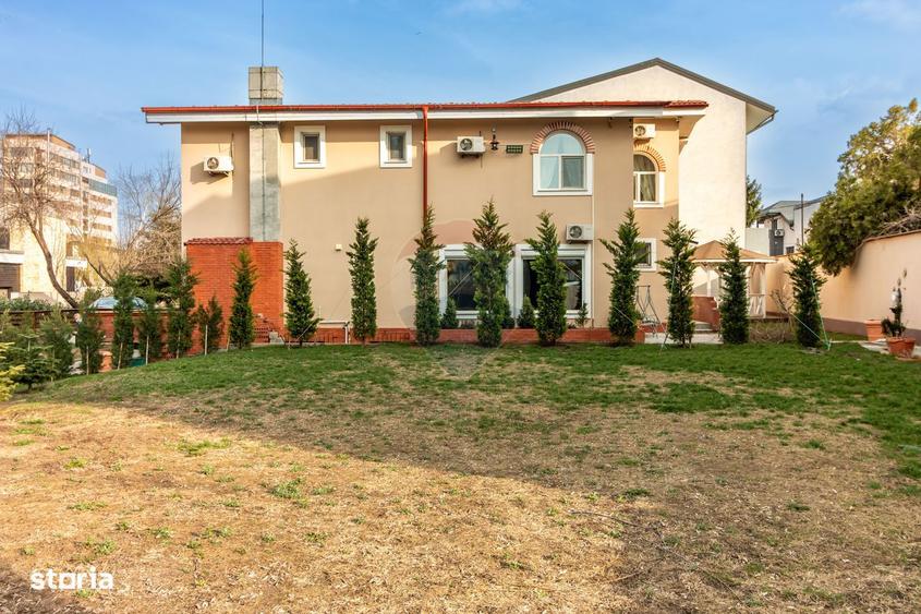 Casă cu 7 camere cu Teren 720 Mp în Văcăresti