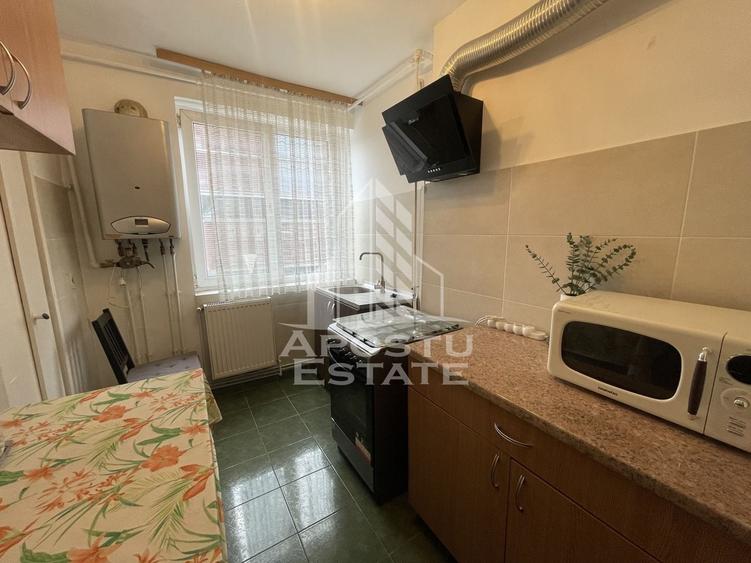 Apartament cu 2 camere semidecomandat, mobilat în Central