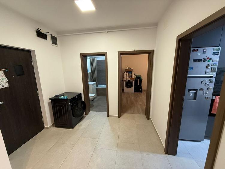 Bloc Nou. Etaj 1. Bucatarie inchisa. 2 locuri parcare. Zona AEM - 6
