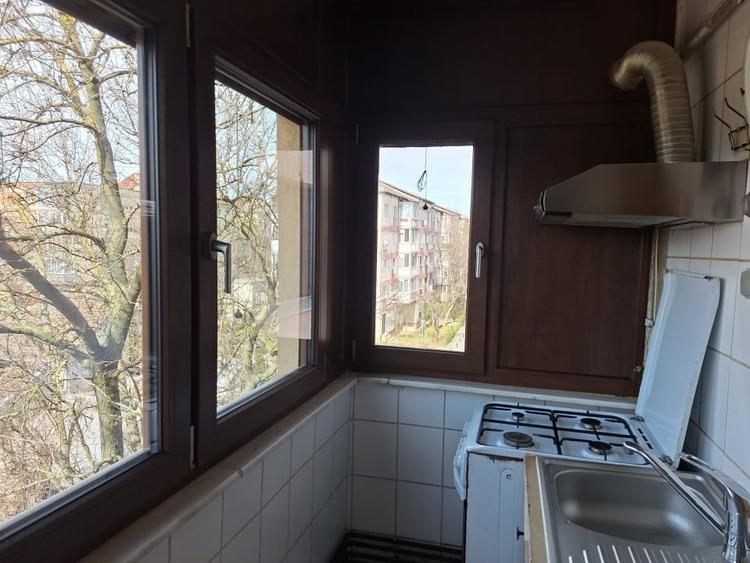 Apartament cu 3 camere decomandat, mobilat în Lipovei
