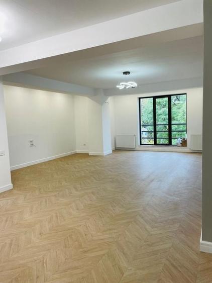 Apartament cu 4 camere semidecomandat în Arcul de Triumf