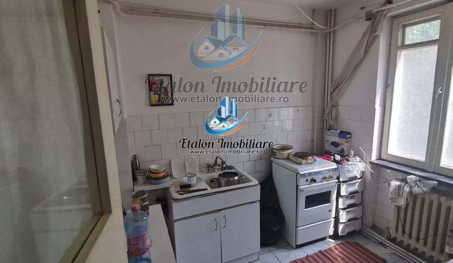Apartament cu 4 camere semidecomandat în Periferie