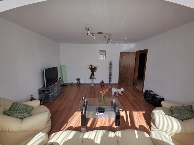 Apartament cu 3 camere decomandat în Aradului