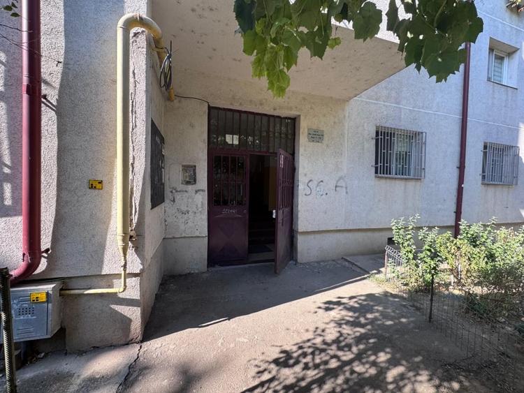 Apartament cu 3 camere decomandat, mobilat în Poarta 6