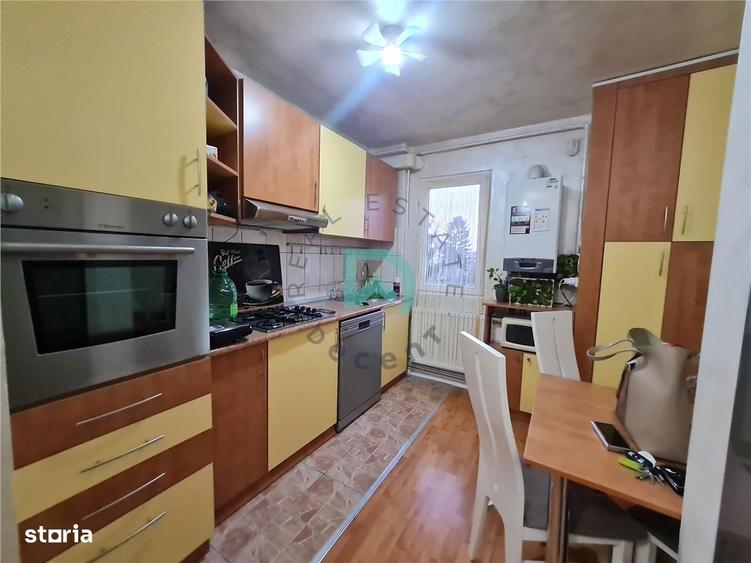 Apartament cu 3 camere semidecomandat în Centrul Istoric