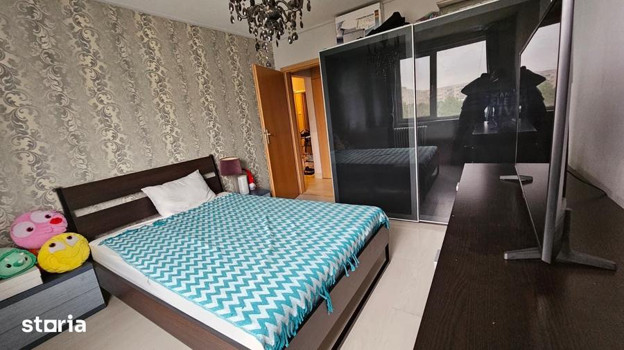 Apartament cu 8 camere decomandat în Drumul Taberei