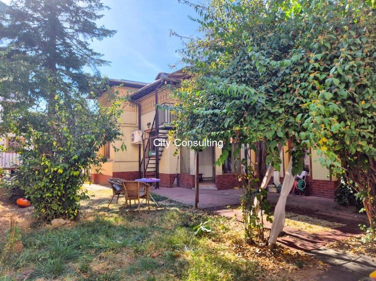 Casă individuală cu 8 camere cu Canalizare în Ultracentral