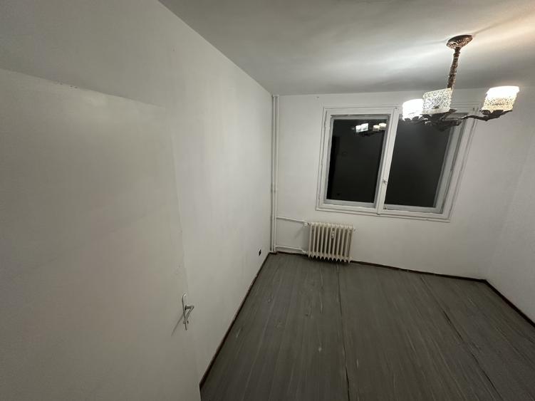 Apartament cu 3 camere semidecomandat în Berceni