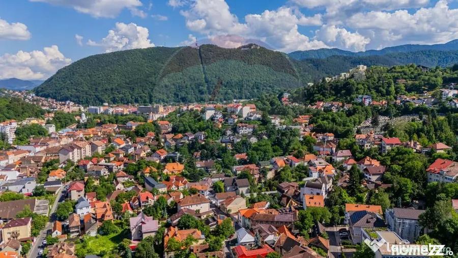 Casă cu 7 camere cu Teren 1056 Mp în Central
