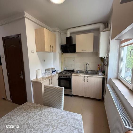 Apartament cu 3 camere semidecomandat în Săsar