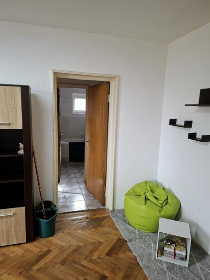 Apartament cu 2 camere semidecomandat în Craiovei