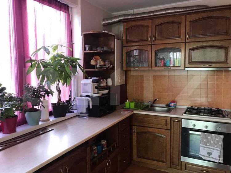 Apartament cu 3 camere semidecomandat, mobilat în Florești