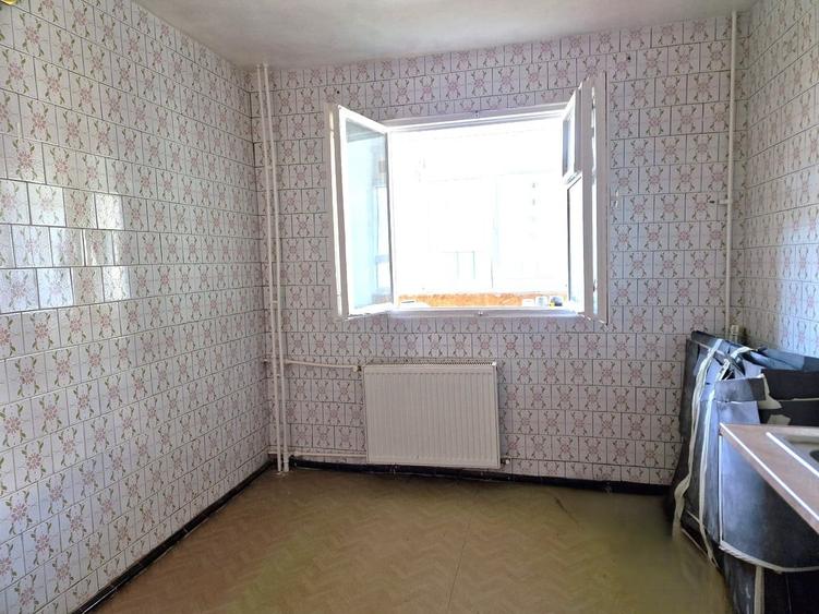 Apartament cu 3 camere decomandat în Vitan