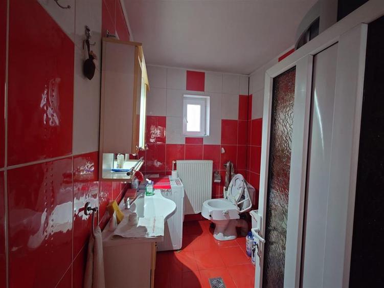 Casă individuală cu 9 camere cu Teren 2339 Mp în Exterior Nord