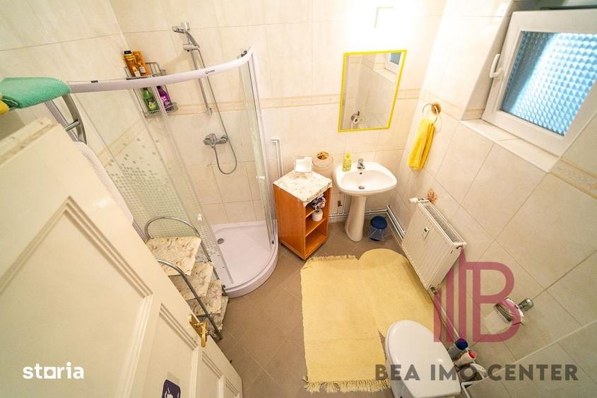 Casă cu 7 camere cu Teren 381 Mp în Intim