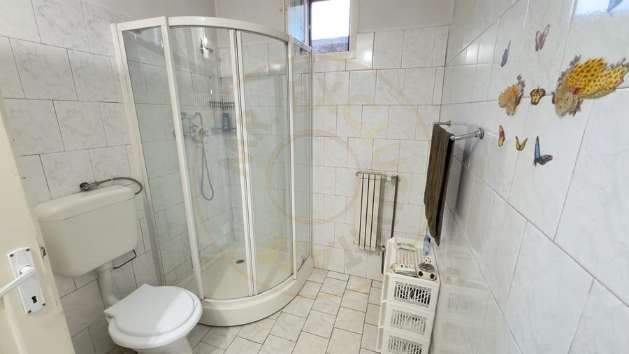 Casă individuală cu 7 camere cu Canalizare în Central