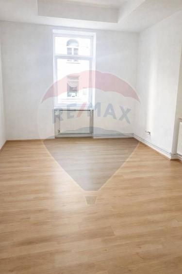 Spațiu comercial, de 23.700000762939 mp, în Central