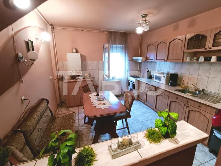 Apartament cu 3 camere semidecomandat, mobilat în Turnișor