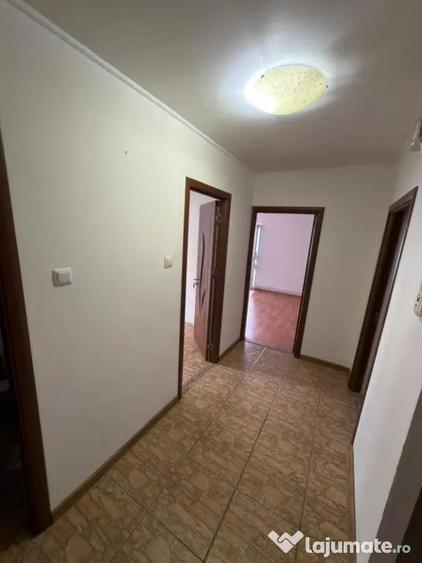 Apartament cu 3 camere decomandat în Balta Albă