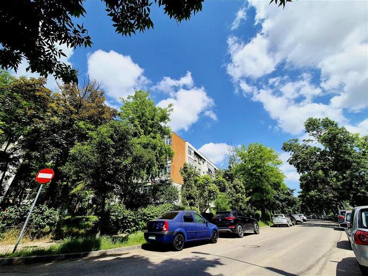 Apartament cu 3 camere semidecomandat în Tătărași