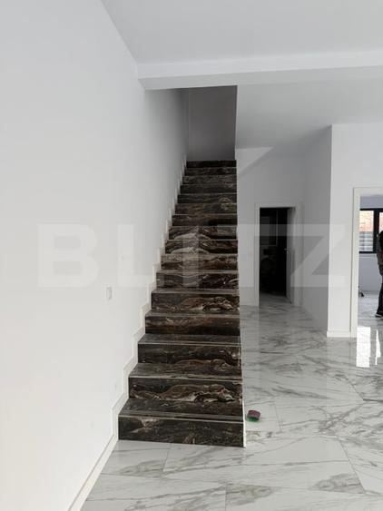 Duplex cu 4 camere cu Canalizare în Bucium