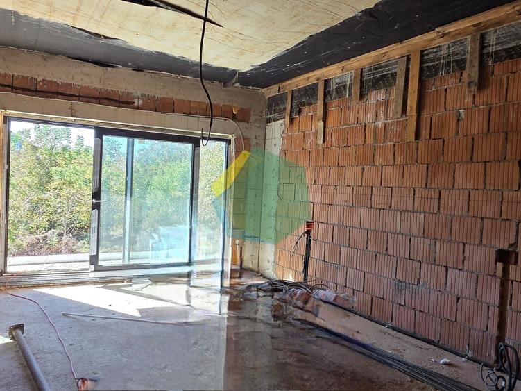Casă cu 5 camere cu Canalizare în Est