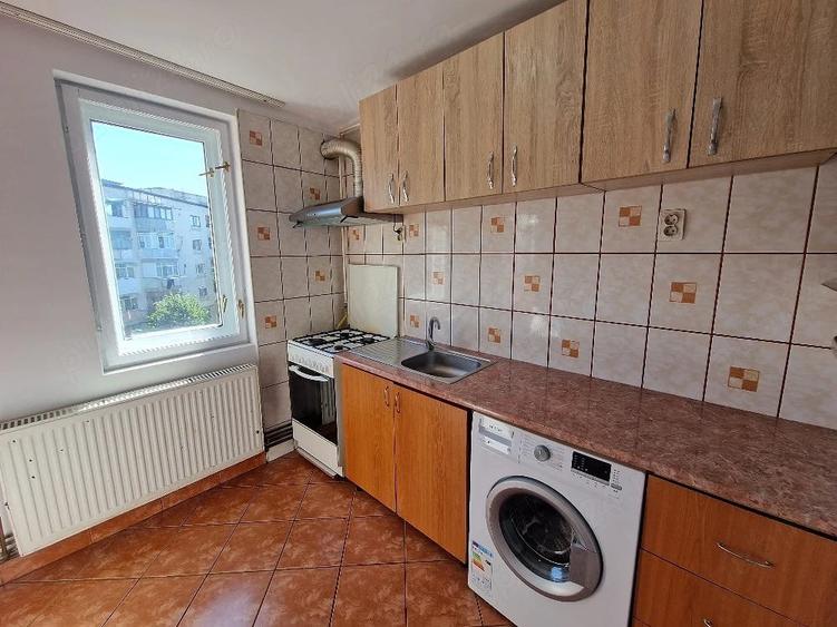 Apartament cu 3 camere decomandat în Exterior Vest