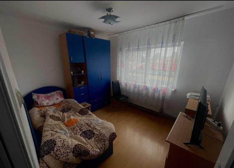 Apartament cu 3 camere semidecomandat în Comana