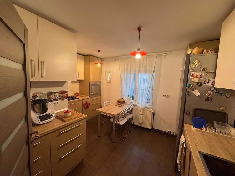 Apartament cu 3 camere decomandat, mobilat în Păcii